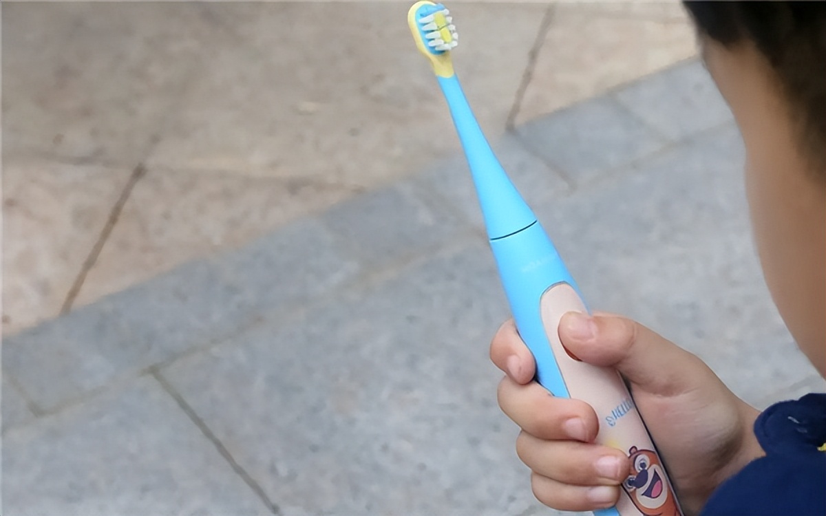 儿童电动牙刷u型好还是普通的好,儿童长期使用电动牙刷的三大危害