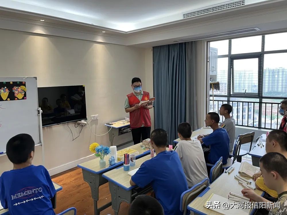 奉献爱心的志愿者,关爱贫困儿童志愿者在行动