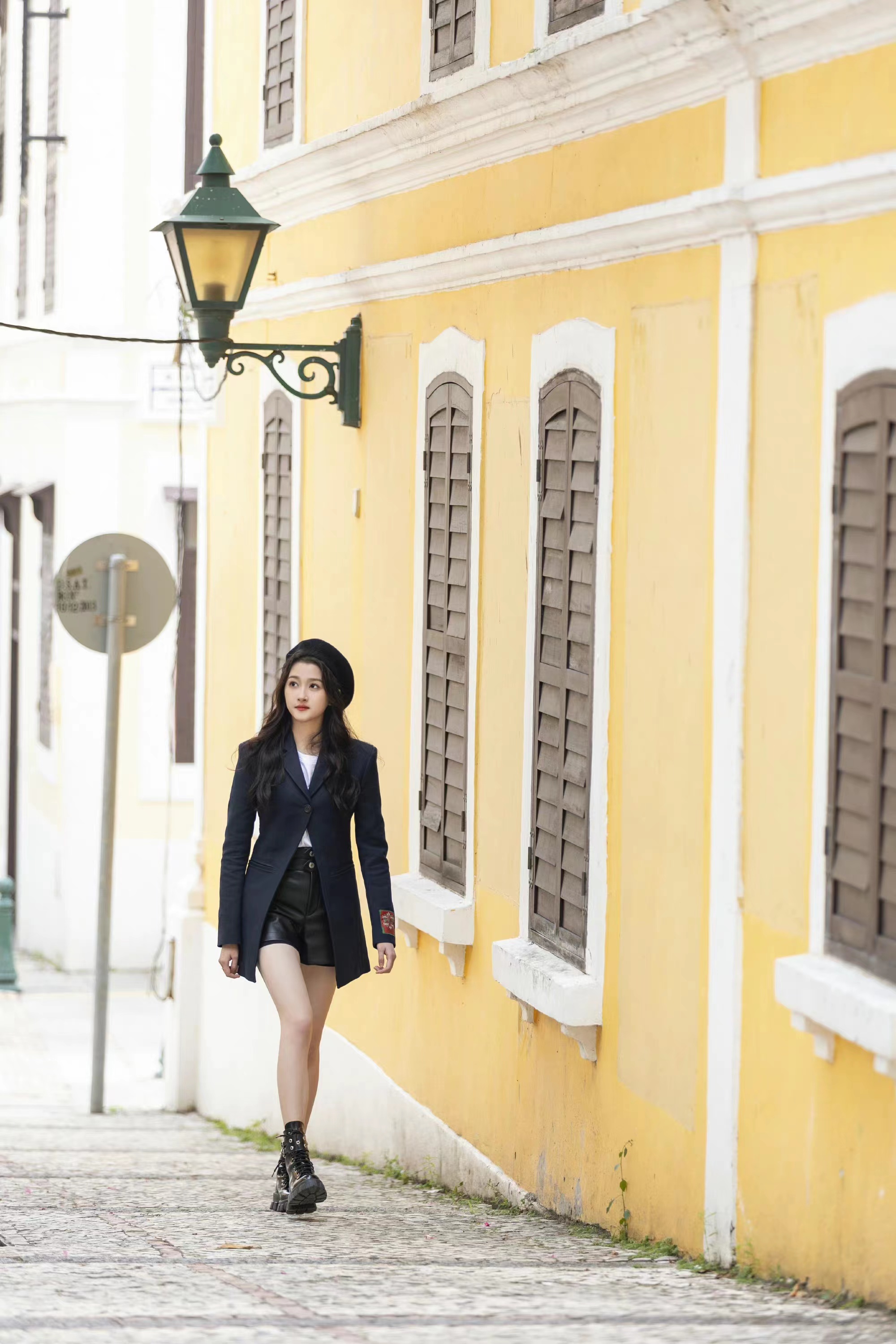 关晓彤出席穿搭,关晓彤皮裤装