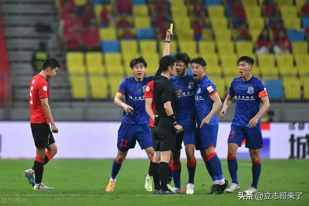上海申花vs成都蓉城裁判,11张红牌