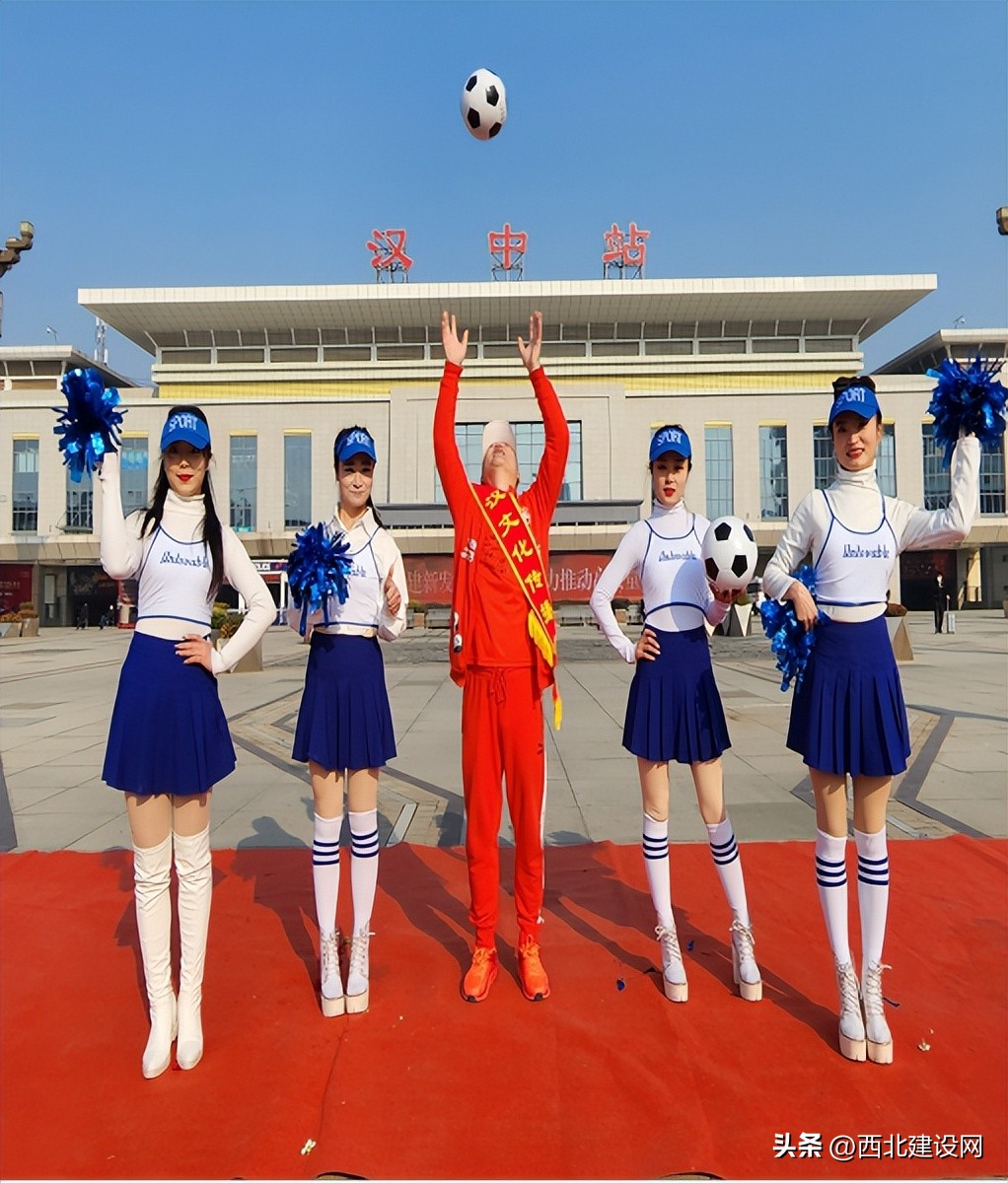 汉文化传播者“球迷王子汉中李强”从卡塔尔世界杯现场顺利回家