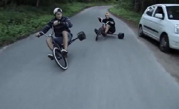 80张神奇偶然瞬间，环形闪电，海蛇和最毒石斑鱼互咬，骑骆驼拍照