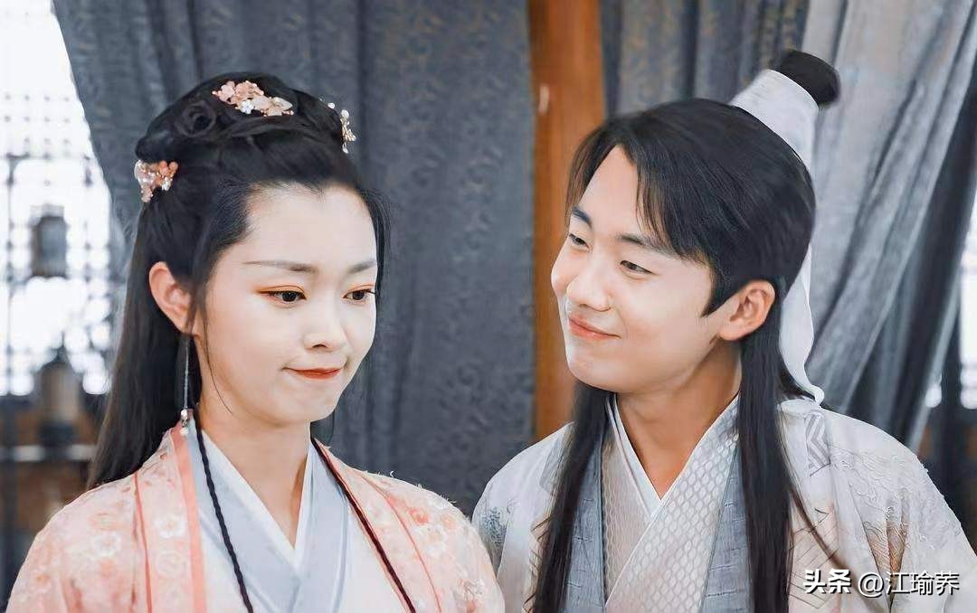 白敬亭宋轶出席活动大秀恩爱,白敬亭宋轶情侣俩人会甜蜜的合唱