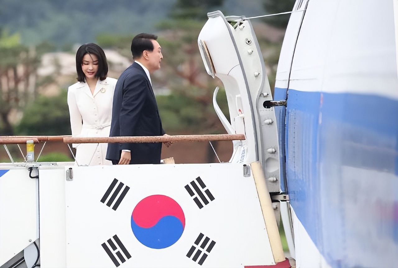 韩国第一夫人闪耀亮相国宴,韩国第一夫人参加国宴时候的绿裙