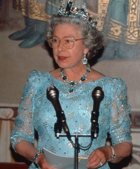 不值钱的蓝色天然宝石,英国女王佩戴巴西海蓝宝石王冠