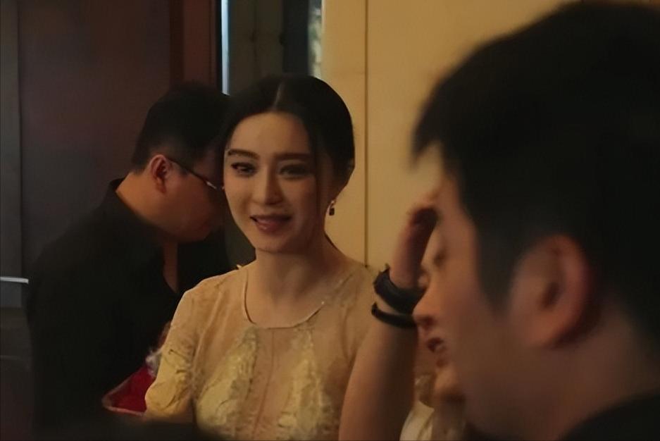 21岁新人揭露圈内*规则潜**：副导演带面试女孩开房，男艺人也不安全