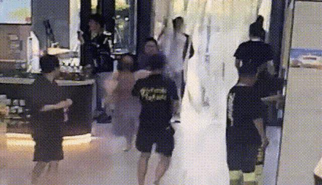 天津大学小仙女，跑路的样子太拉风，她为什么非要往同学头上扣饭