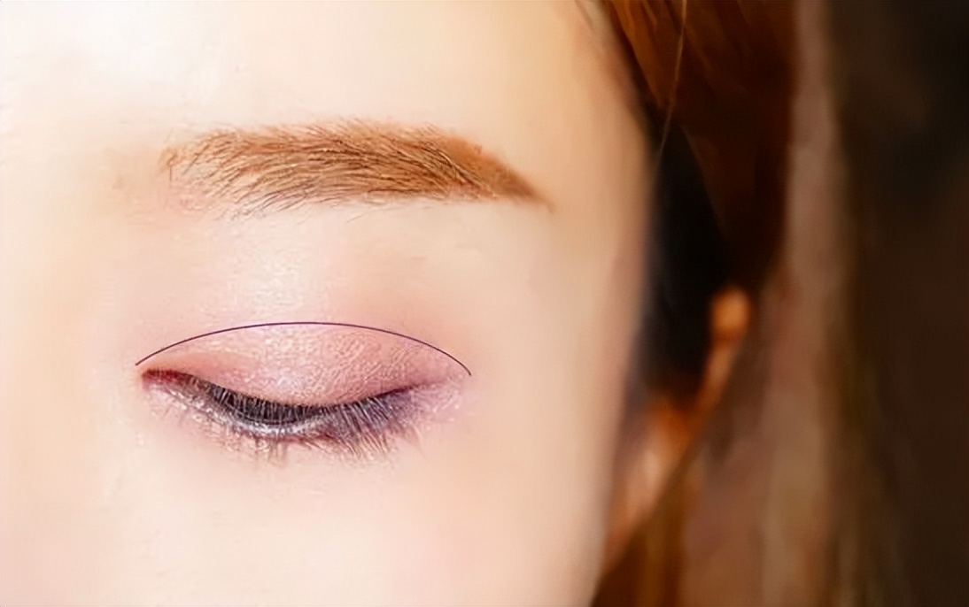 先画眼线还是先画眼影的教程,单眼皮如何画眼影妆初学者教程