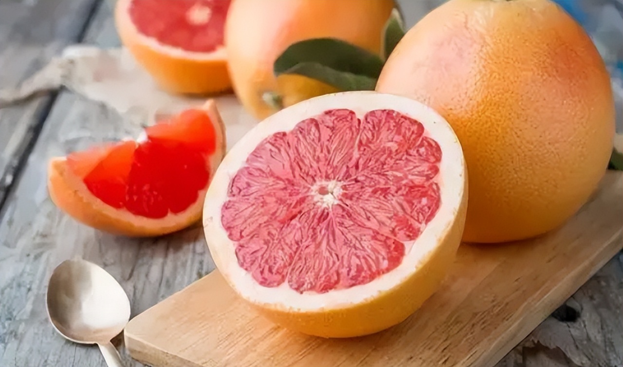 排尿很黄、异味大？提醒：多半与这4件事有关，一定要留意