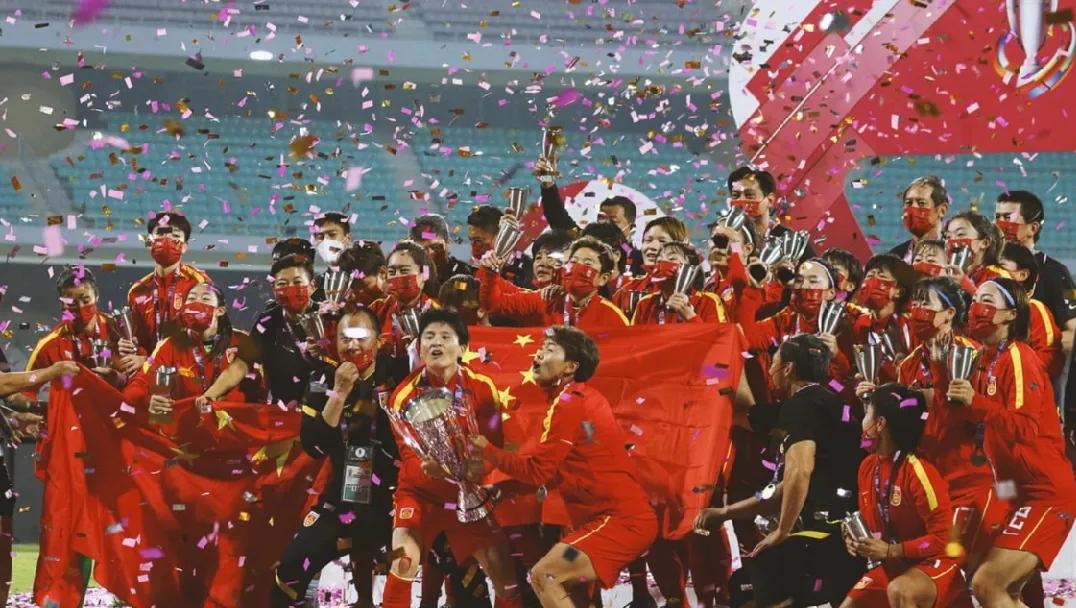 女足夺冠有多少人去做啦啦队,女足夺冠一群人庆祝