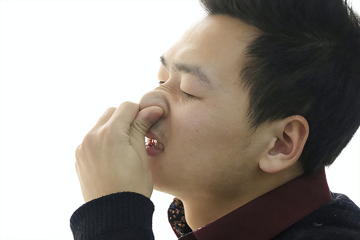 挖鼻孔将自己挖成牛鼻子?除了鼻孔变大,挖鼻孔严重会危及生命