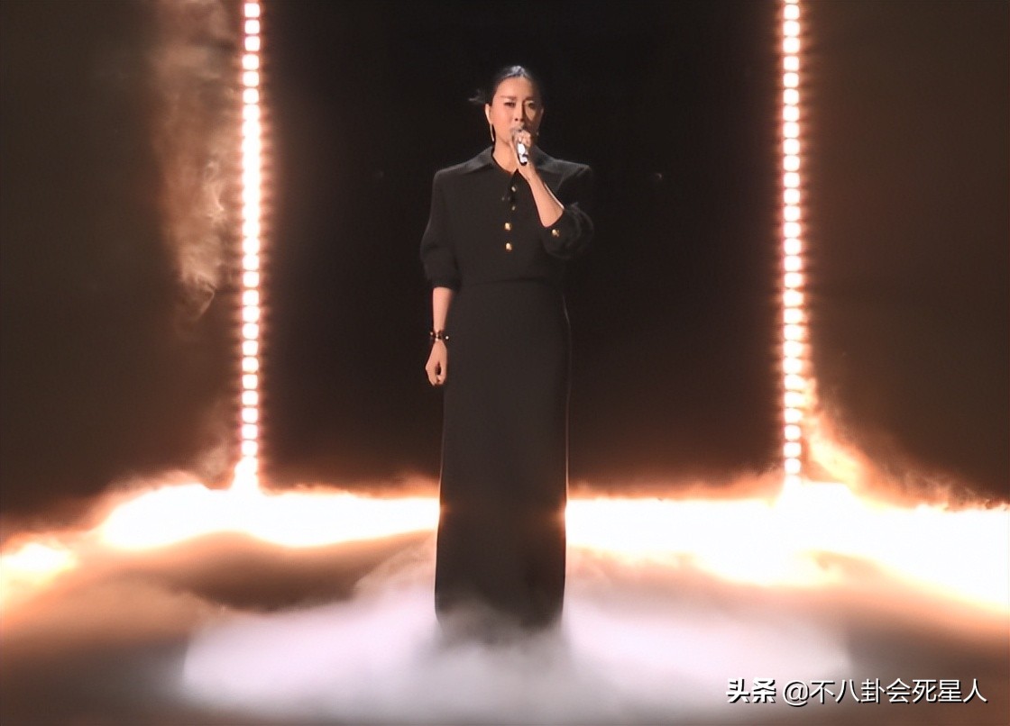 ​黑丝、高开叉、辣妹短裙，《浪姐3》舞台首秀，30个女明星杀疯了