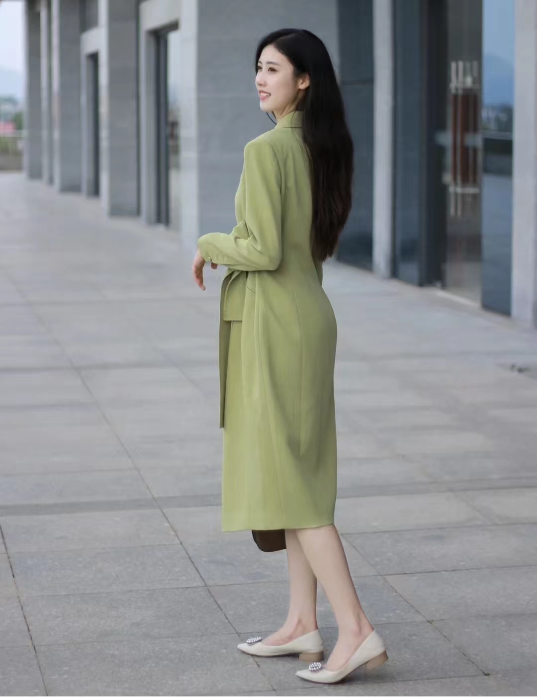 黑色大衣搭配什么颜色毛衣显高级,深棕灰色格子大衣怎么穿出高级感