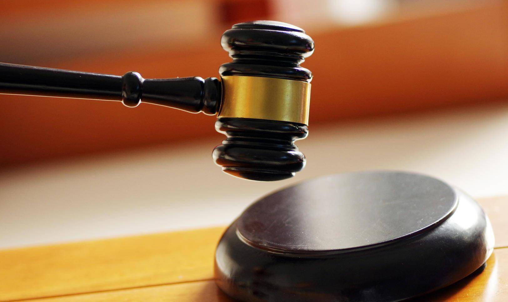 同一块承包地，承包合同和土地承包经营权证分别发给不同的农户，被征收后土地补偿费给谁?