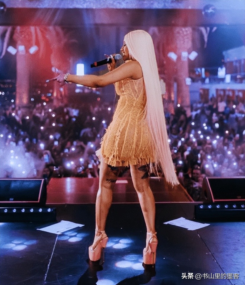 女明星到底有什么样的穿衣法,女明星穿的服饰起争议
