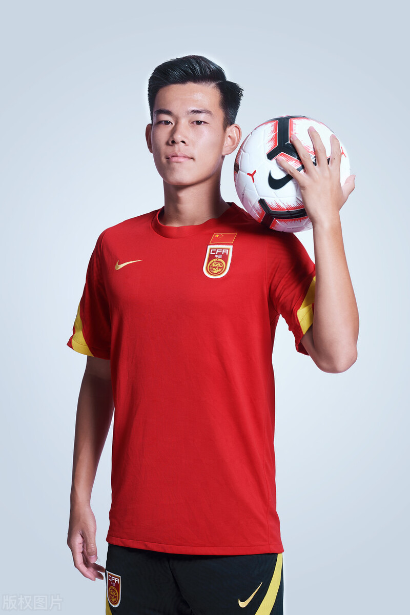 喜讯：中国男足新星登陆欧洲联赛！仅19岁，山东泰山做出让步。