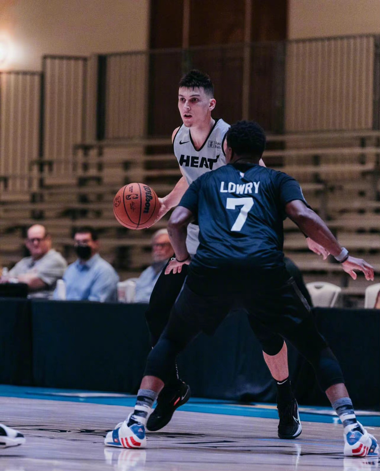 nba威金斯比赛,威金斯比赛穿的什么鞋