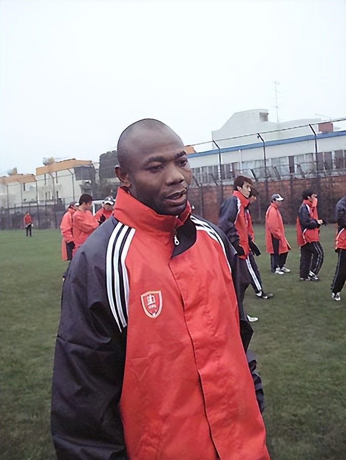 他是非洲足球先生，奥运金牌得主，大罗队友，来甲A试训无人问津