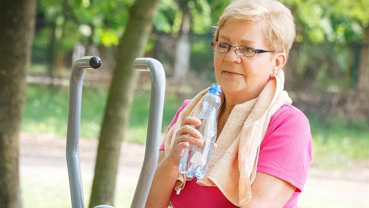 70岁老人压腿拉筋有好处吗,老人压腿的好处与坏处