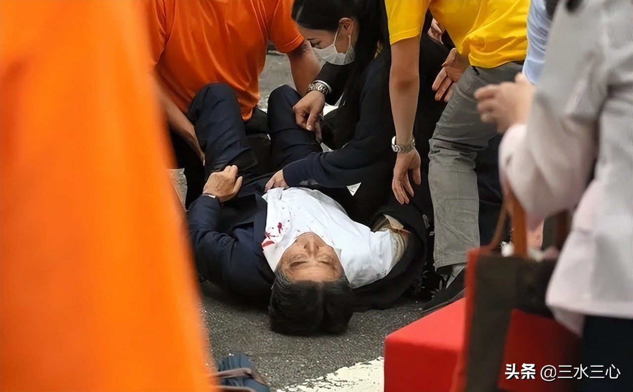 究竟是什么原因让记者在直播安倍遇刺事件时如丧考妣、失声痛哭？