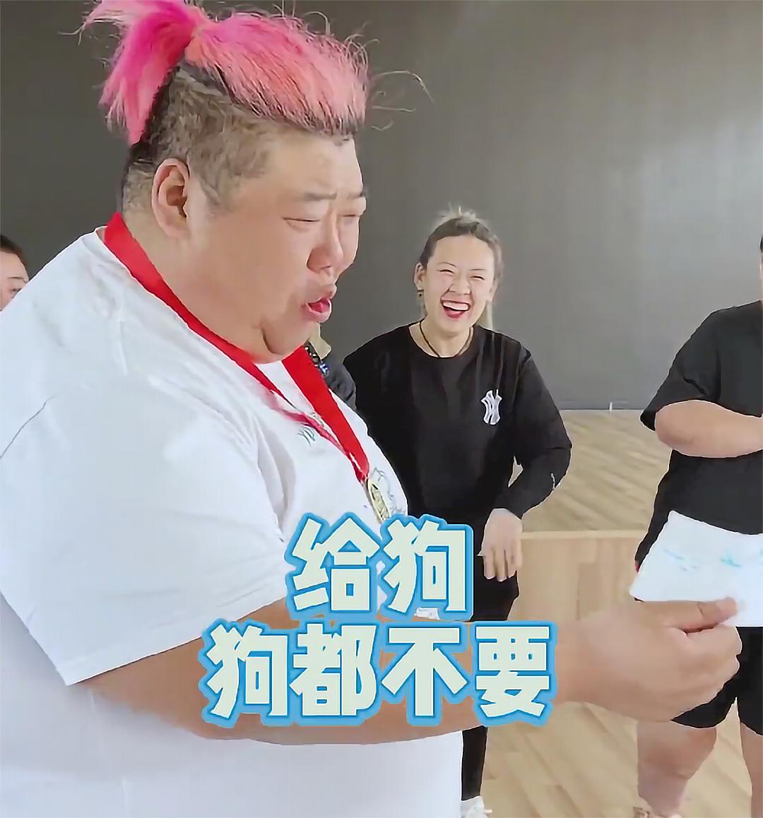 560斤胖猴仔减肥欢乐多，一周减17斤得神秘大奖，打开后本尊急了