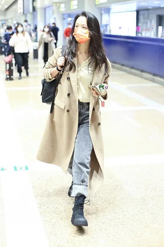 汤唯为父亲庆祝80岁生日,汤唯现身衣着宽松老公贴心帮撑伞