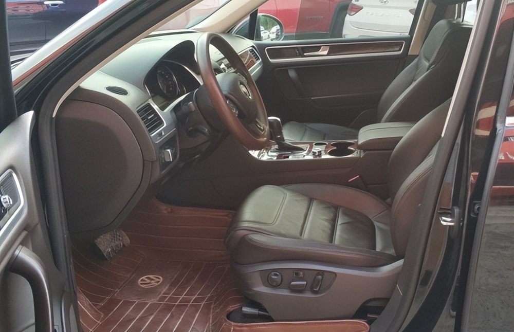 大众途锐低配版多少钱入手,大众途锐v6值得入手吗