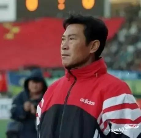 谈董路与冯巩之争,足球评论员回应冯巩