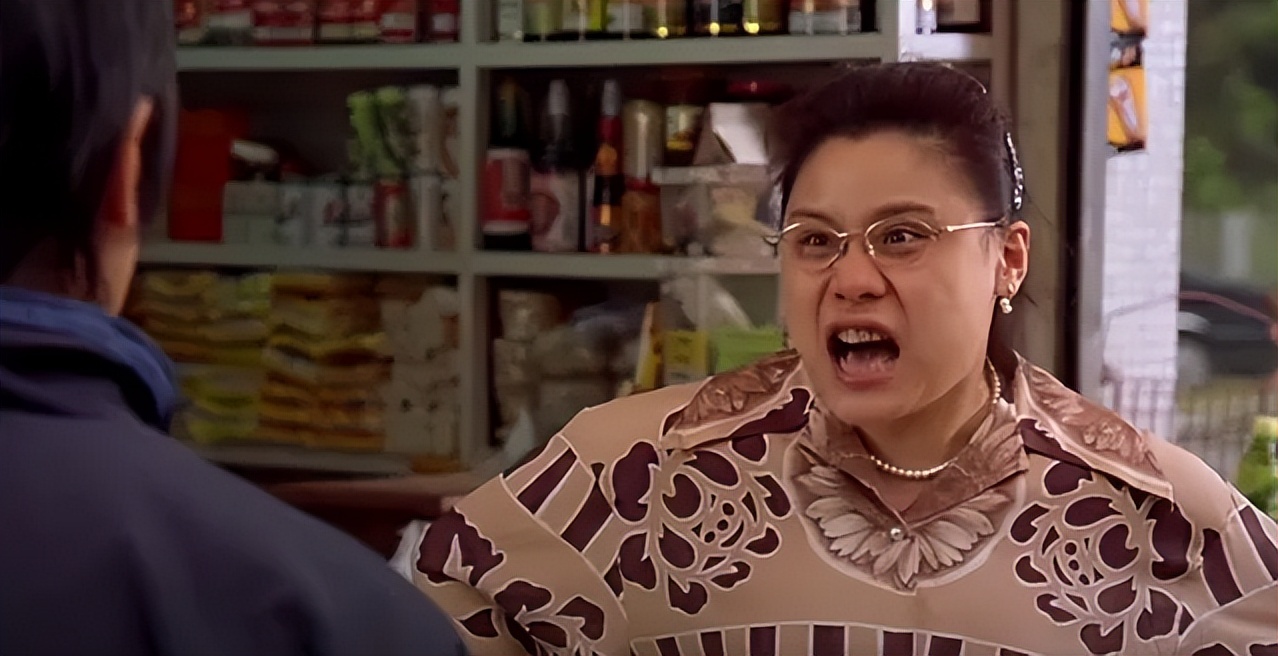 少林足球星爷拍照姿势图片,少林足球周星驰看球鞋那段