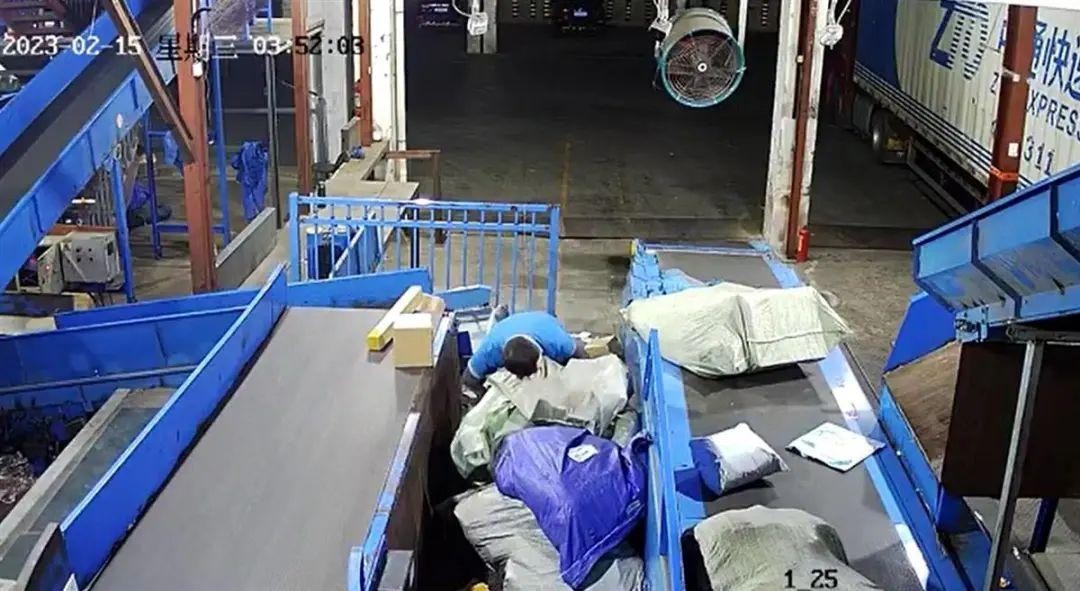 双11快递员送快递辛苦,日均送货5亿件双11快递小哥辛苦了