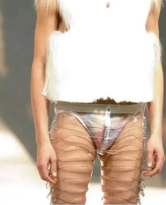 大牌时装秀，频繁暴露隐私部位，到底是追求潮流还是为了博眼球