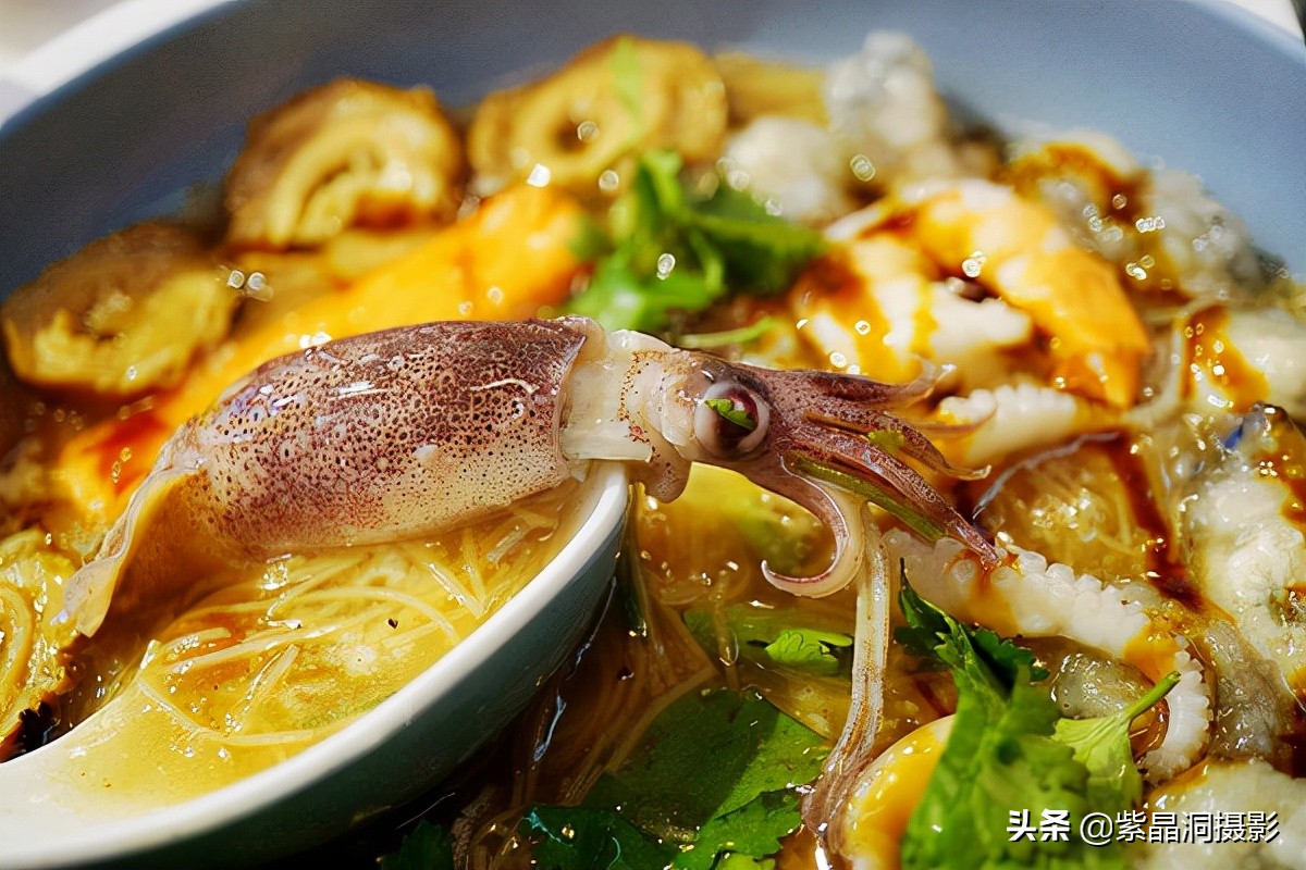 几张桌子的小店,只有4张桌子的长方形小店