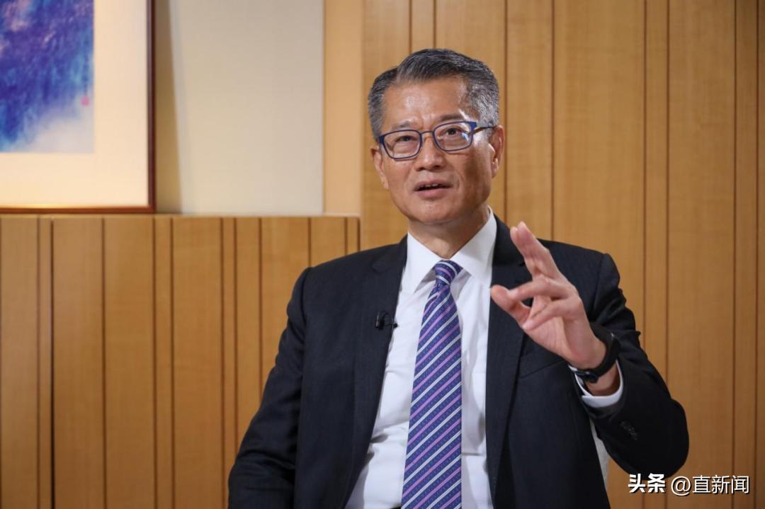 醒目！大黄鸭“游”进维港丨香港一日