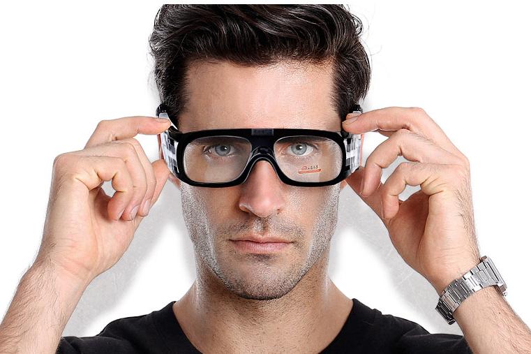 近视打球戴隐形眼镜行不行,近视打台球看不清球怎么办