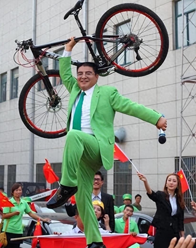 他把现金堆成山，高调捐款20亿后“消失”，如今出现在家种地？