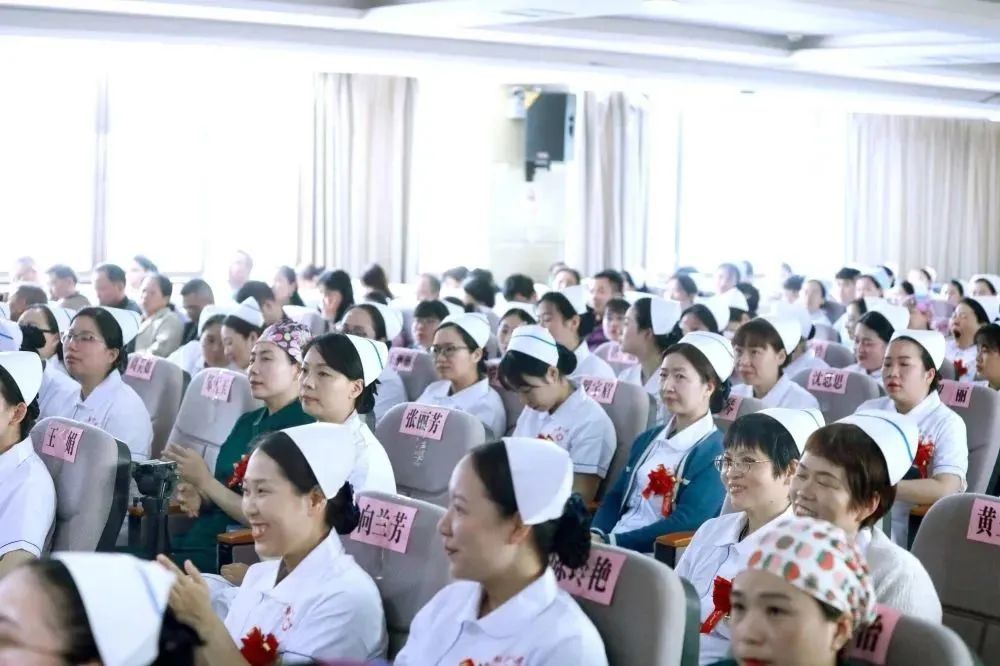 发展护士队伍改善护理服务的感悟,发展护士队伍改善护理服务1500字