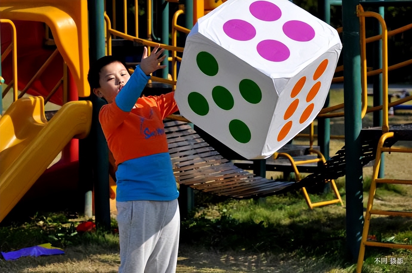 孩子喜欢吵闹的游戏怎么办,如何引导孩子摆脱游戏