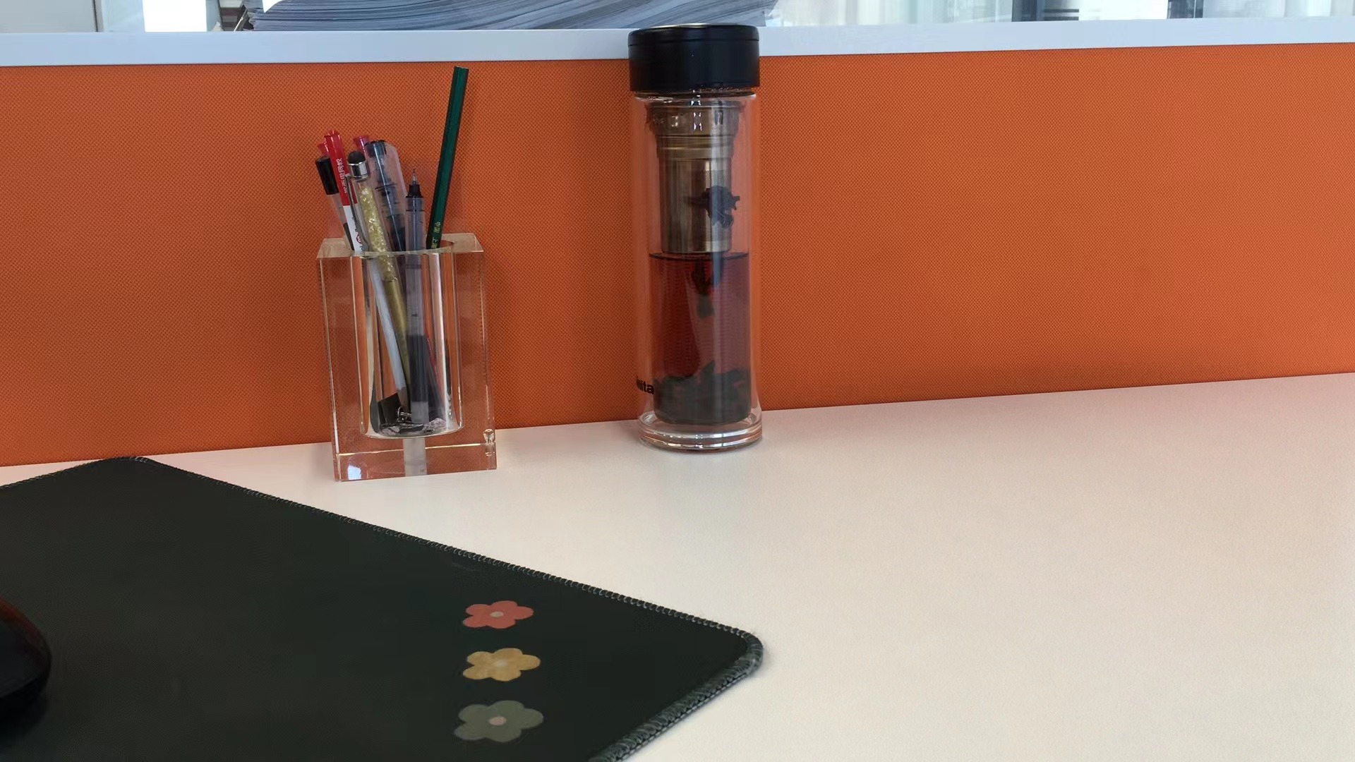 极简格子间，治愈办公焦虑