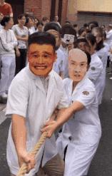 姑娘看起来外表美丽，其实裤袜已经掉到大腿根了！场面一度很尴尬