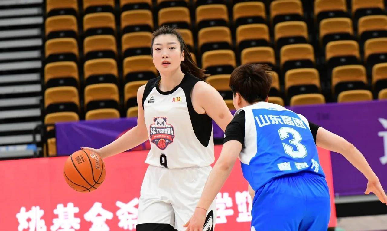 李梦：16岁差点退役，母亲患癌，父亲尿毒症，如今撑起女篮一片天