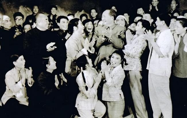 1961年毛主席在庐山开会，看到一位女舞蹈演员楞了：你好像我女儿