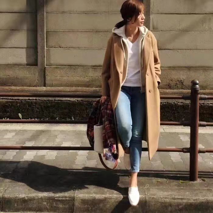 卫衣式毛衣怎么搭配羊绒大衣,棉衣卫衣毛衣时尚搭配御寒不臃肿