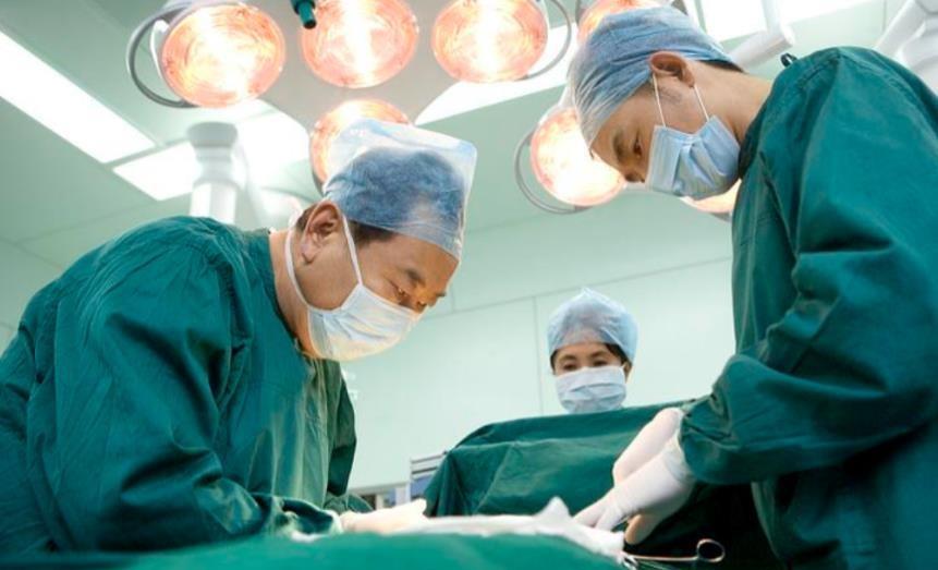 21岁女孩做人流被围观，被4名男医生嘲笑*处私**，医院：镶钻石了？