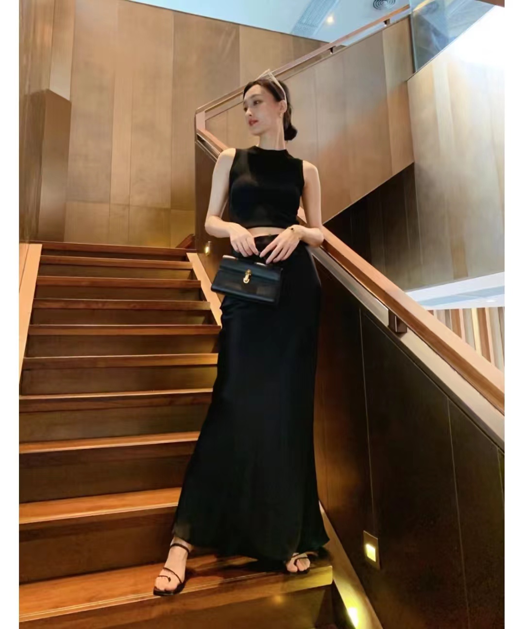 褶皱黑色半裙搭配什么鞋子,女生黑色长半裙搭配什么上衣好看