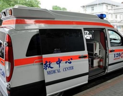 男子拿拖鞋砸救护车,男子故意堵救护车后续