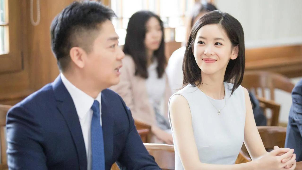 刘强东跨过了情场与商海，跨过了官司，却再也跨不过豁达的章泽天