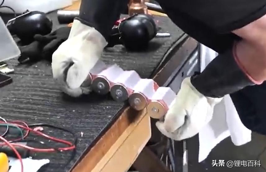 特斯拉4680型电池和刀片电池,特斯拉拆解对比新势力