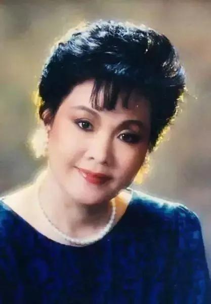 李谷一从哪年开始唱难忘今宵,李谷一的难忘今宵给人的感觉