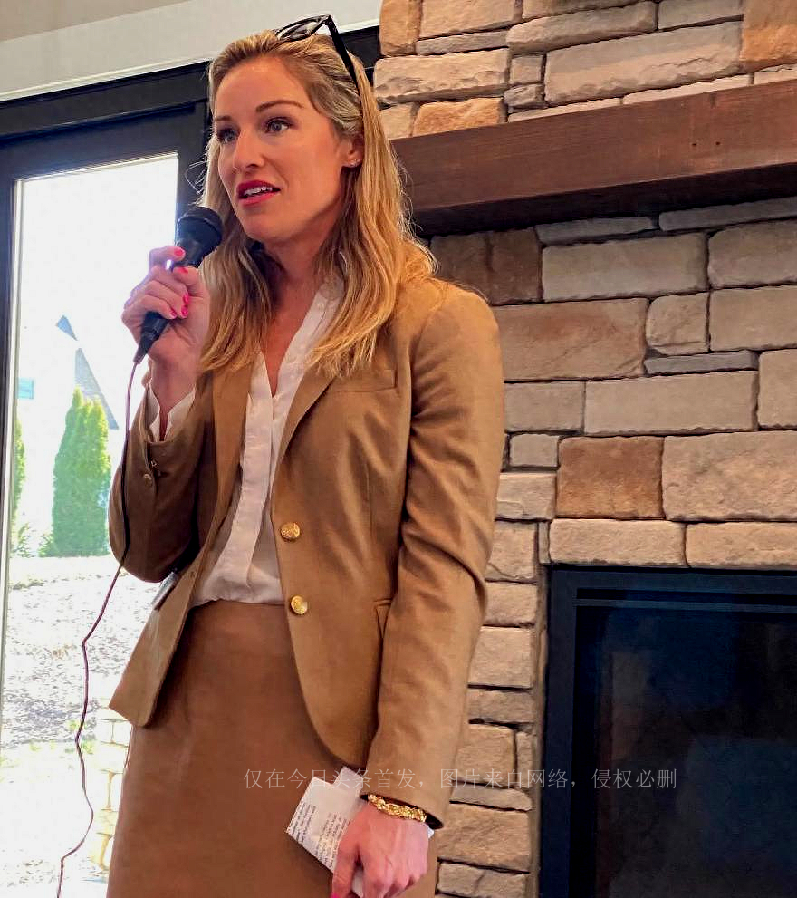 为了募资*光脱**光？美议员候选人“*爱性**直播”求打赏，做法引发争议