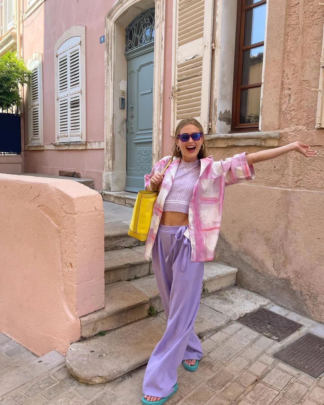 彩色大t恤怎么穿好看,今年时髦宽松t恤